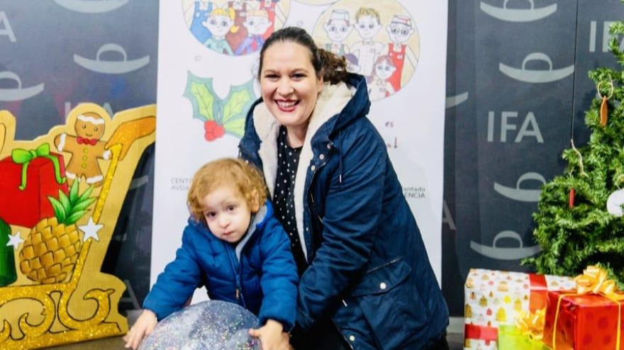 Santiago Pelayo junto a su madre Nuria García