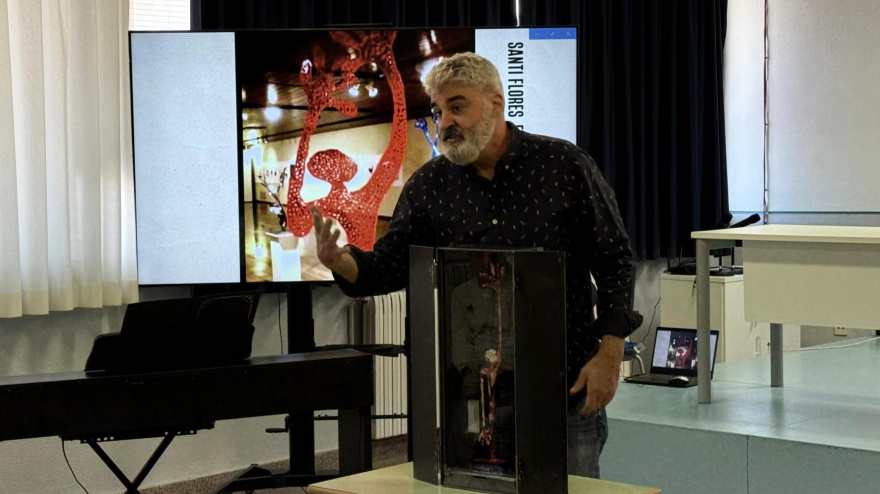 Santi Flores, escultor de Albacete, en el Bernardino del Campo