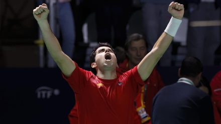 Jaume Munar celebra la victoria ante Lehecka que sirve a España para empatar la eliminatoria.