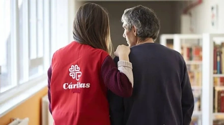 Una voluntaria de Cáritas acompañando un usuario