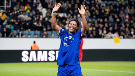 Ronaldinho saludando a las gradas durante un partido de leyendas