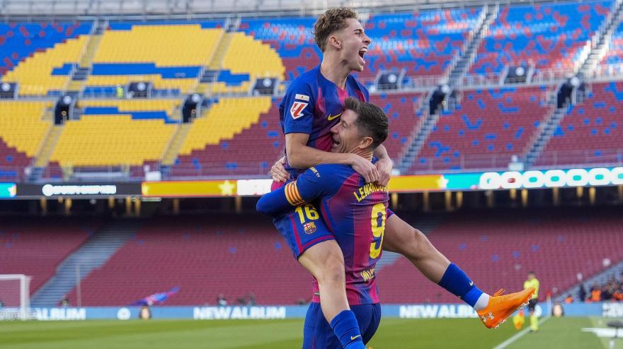 Lewandowski celebra con Fermín el primer gol en el Camp Nou, en el Barcelona - Athletic