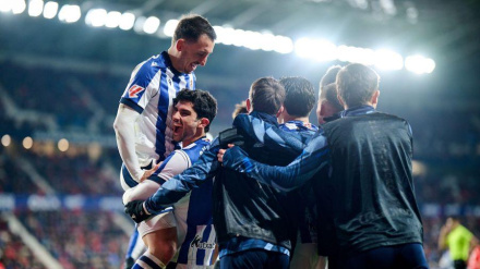 Los jugadores de la Real Sociedad celebran el gol de Guedes ante Osasuna