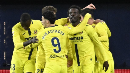 Los jugadores del Villarreal celebran el gol de Oluwaseyi
