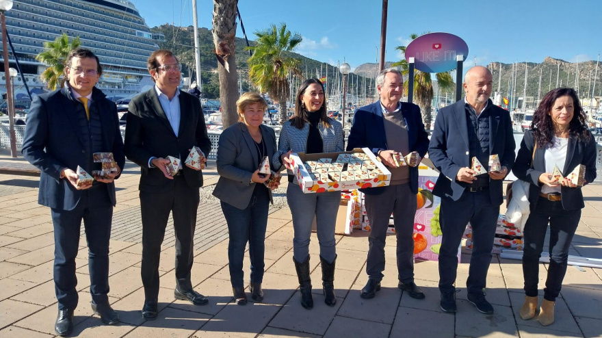 Reparto de uva de mesa en el Puerto de Cartagena