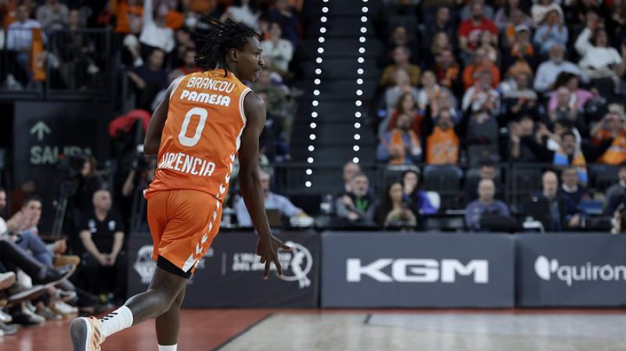 Badio hace su característica seña después de anotar un triple