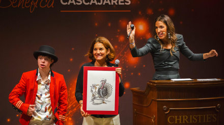 Samantha Vallejo-Nágera con su hijo Roscón, apadrinando la caricatura de Sansón en la XXVI Subasta Benéfica de Capones Cascajares