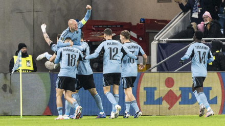 Bratislava (Slovakia (Slovak Republic)), 27/11/2025.- Vladimir Weiss jr (L) of Bratislava celebrates goal during the UEFA Conference League league phase match between SK Slovan Bratislava and Rayo Vallecano in Bratislava, Slovakia, 27 November 2025. (Eslovaquia) EFE/EPA/JOZEF JAKUBCO