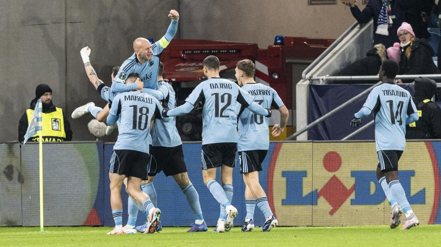 Bratislava (Slovakia (Slovak Republic)), 27/11/2025.- Vladimir Weiss jr (L) of Bratislava celebrates goal during the UEFA Conference League league phase match between SK Slovan Bratislava and Rayo Vallecano in Bratislava, Slovakia, 27 November 2025. (Eslovaquia) EFE/EPA/JOZEF JAKUBCO