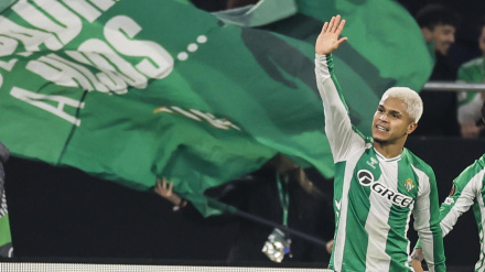 El Cucho Hernández celebra el gol del Betis