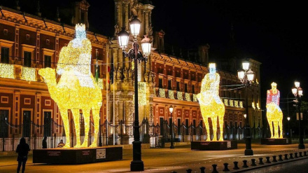 Los grandes Reyes Magos luciendo el pasado año en Sevilla
