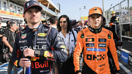 Max Verstappen camina por el paddock junto a Oscar Piastri en un Gran Premio de esta temporada.