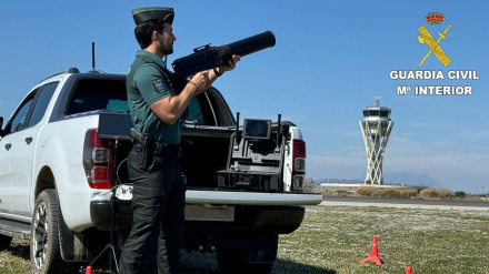 Un agente del Equipo Pegaso de la Guardia Civil en Barcelona con un inhibidor de drones