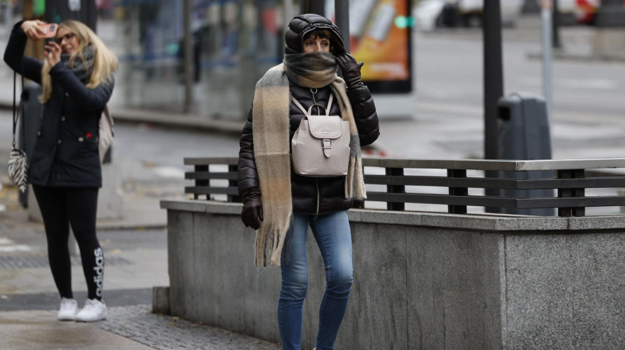 Una persona se protege del frío este lunes en Madrid