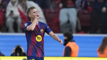 Dani Olmo celebra su gol, en el Barcelona - Alavés