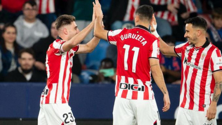 Los jugadores del Athletic celebran el gol de Robert Navarro ante el Levante