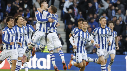 Barrenetxea celebra su gol, en el Real Sociedad - Villarreal