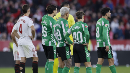 Los jugadores del Sevilla-Betis, detenidos durante el derbi