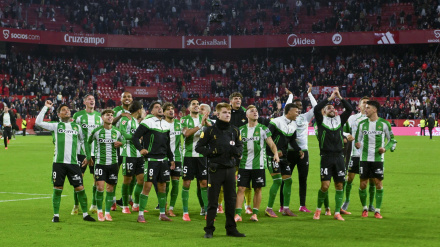 Los jugadores del Betis celebran la victoria en Sánchez Pizjuán