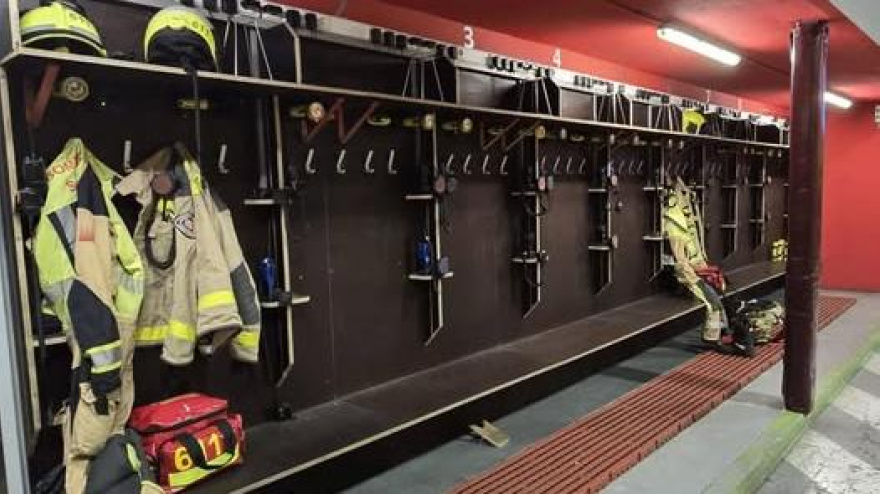 Imagen con los trajes de los tres efectivos de guardia compartida en redes sociales