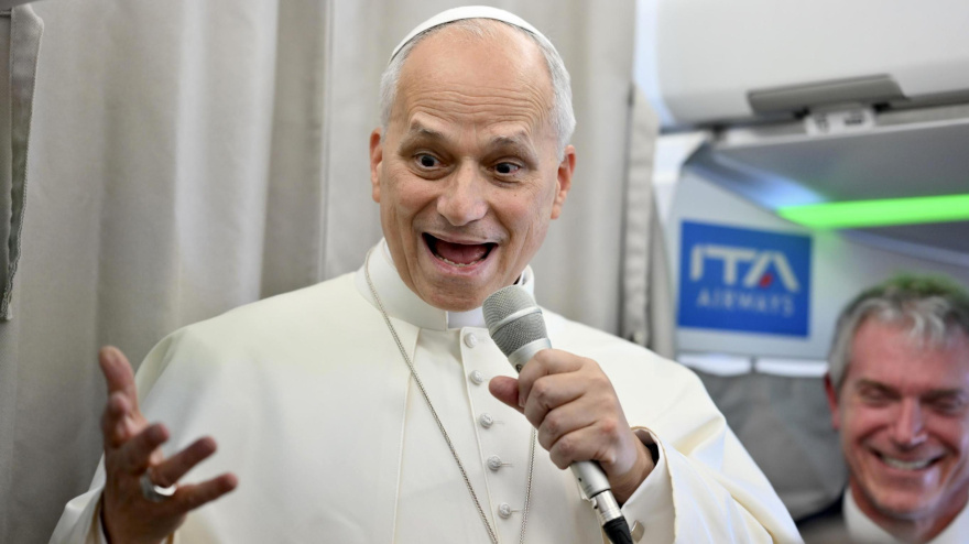 ZZZ (-), 02/12/2025.- Pope Leo XIV speaks to journalists aboard a flight to Rome at the end of his apostolic journey, following his departure from Beirut, Lebanon, 02 December 2025. The apostolic journey to Turkey and Lebanon was Pope Leo XIV's first international trip from 27 November until 02 December 2025. (Papa, Líbano, Turquía, Roma) EFE/EPA/ALESSANDRO DI MEO / POOL