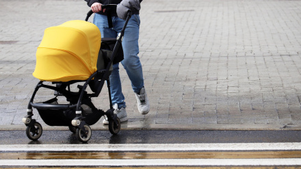 Un padre pasea a su hija en un carrito