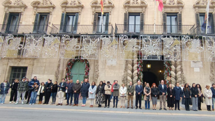 La corporación municipal y amigos de Oriana han guardado tres minutos de silencio en memoria de la víctima.