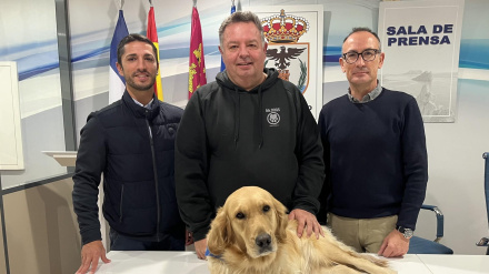 Nairobi, la perrita que interactua con los jóvenes en los centros educativos de Águilas