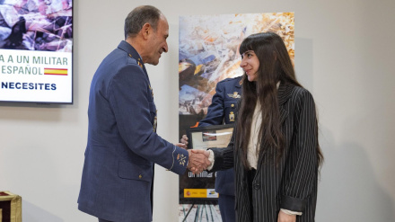 Alba Muñoz recibe su premio de manos del director general de Reclutamiento y Enseñanza Militar, teniente general Pedro José García Cifo