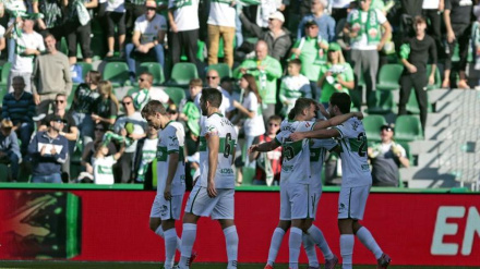 Los jugadores del Elche celebran un gol contra el Girona