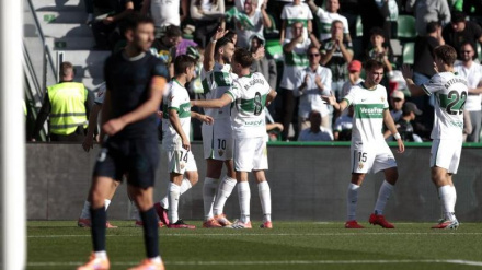 Los jugadores del Elche celebran un gol contra el Girona