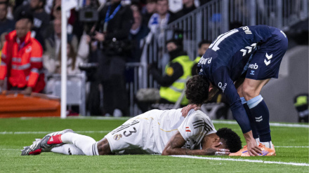 Militao, tendido en el terreno de juego tras lesionarse en el Real Madrid - Celta