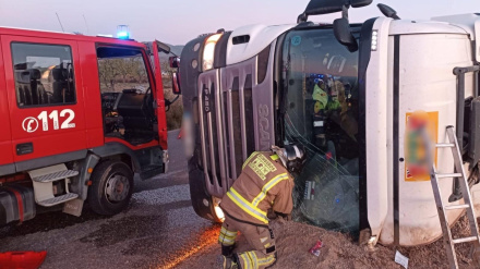Imagen del camión volcado en El EscobarEl conductor de un camión ha tenido que ser rescatado por los bomberos, atendido por sanitarios y trasladado al hospital tras volcar el vehículo que conducía cuando circulaba por una carretera que va a una cantera desde la pedanía de El Escobar, en el término municipal de Fuente Álamo de Murcia, según han informado fuentes del 1-1-2.ESPAÑA EUROPA MURCIA SOCIEDADCEIS