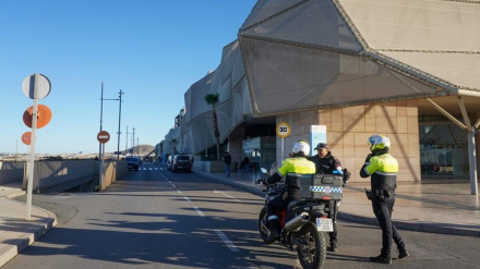 Policía Local controlando accesos al hospital