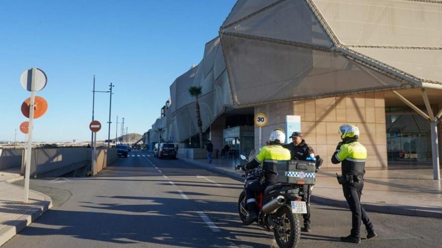 Policía Local controlando accesos al hospital