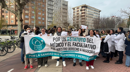 Los médicos de Burgos secundan la huelga nacional y se manifiestan para exigir un estatuto propio que mejore sus condiciones laborales