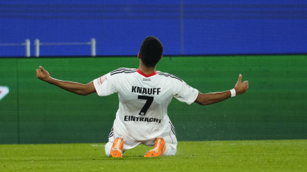 Knauff celebra su gol en el Barcelona - Eintracht