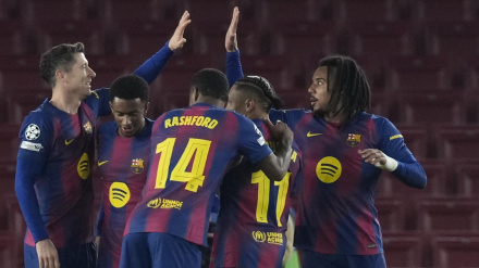 Koundé celebra con sus compañeros el del Barcelona frente al Eintracht