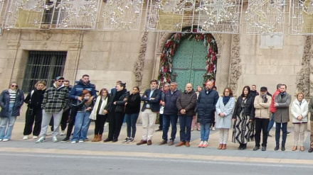 Minuto de silencio en memoria de Oriana a las puertas del Ayuntamiento de Alicante.