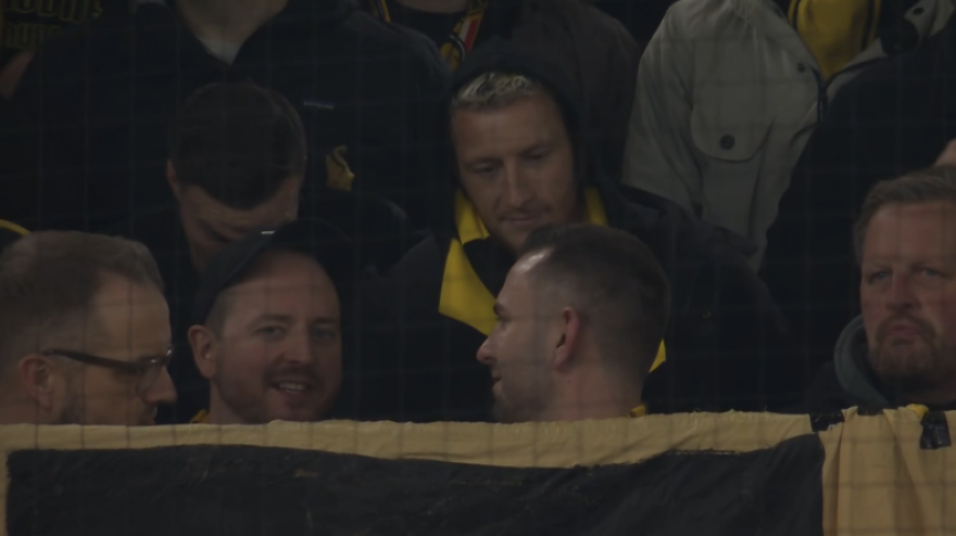 Marco Reus fue homenajeado y luego se fue a ver el partido con los ultras del Dortmund.