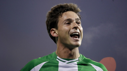 Rodrigo Riquelme celebra uno de los goles del Betis contra el Dinamo Zagreb