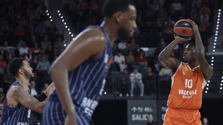 Omari Moore lanza ante Anadolu Efes