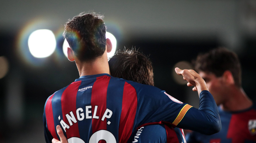 Ángel Pérez celebrando un gol durante un partido del Huesca