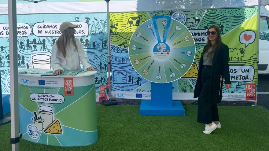 Una visitante juega a la 'ruleta láctea de la suerte' en el CC Vistahermosa de Alicante.