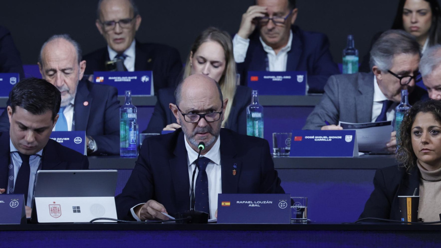 El presidente de la RFEF, Rafael Louzán, durante la Asamblea General Extraordinaria