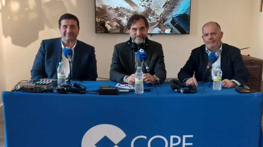 Fulgencjo Meseguer, fundador y propietario de la Sherry Gallery y el periodista Gabriel Álvarez durante el especial 'Jerez en Navidad' desde el Palacio San Dionisio 17-12-25