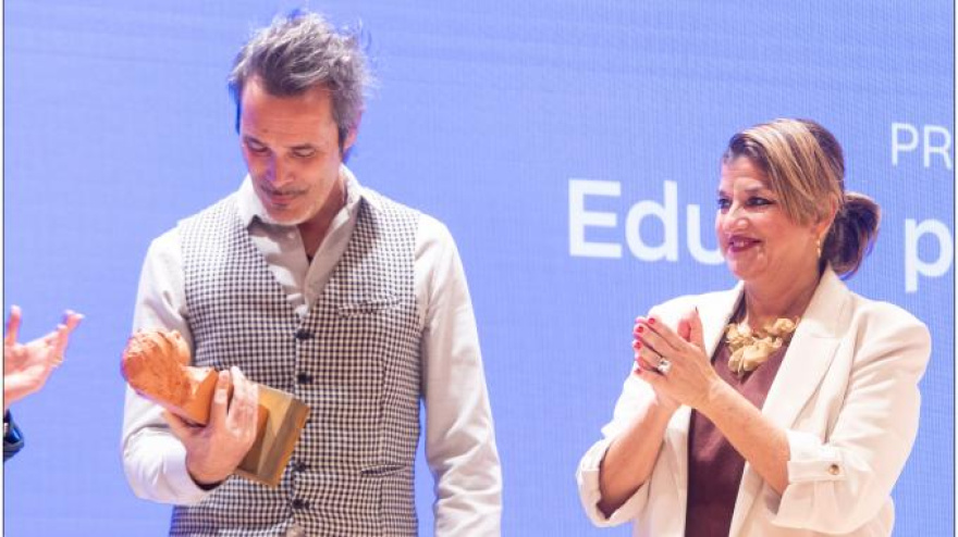 profesor cristina ruiz nobel educacion