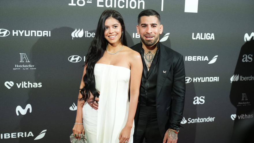 Illia Topuria junto a Giorgina Uzcategui en la alfombra rota de un evento