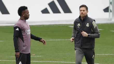 Xabi Alonso junto a Vinicius durante un entrenamiento del Real Madrid