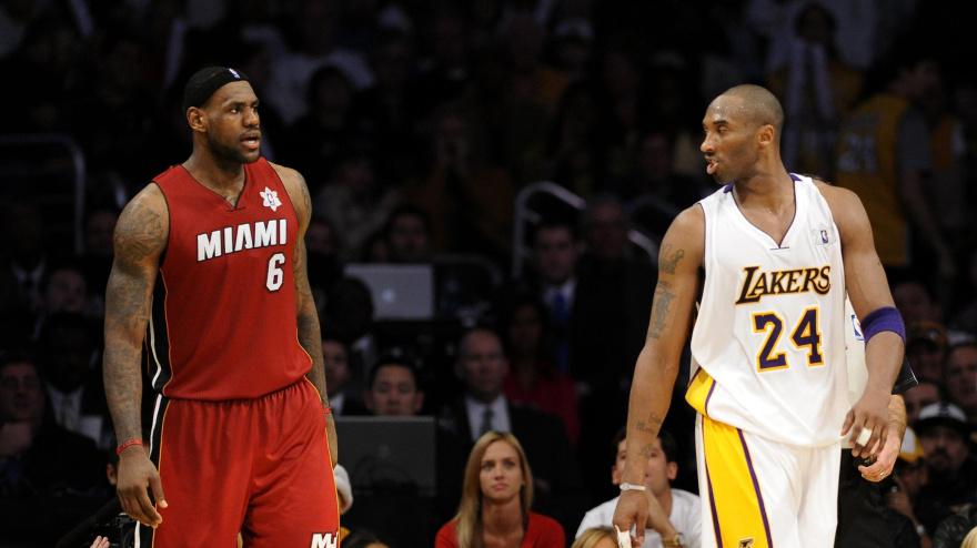 El jugador de Lakers conversa con LeBron James en el partido de Navidad ante Miami en 2010.